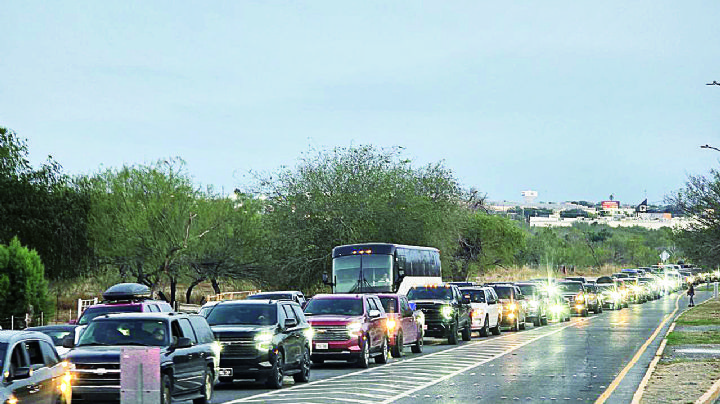 Cruzarán hoy 20 mil paisanos por Nuevo Laredo