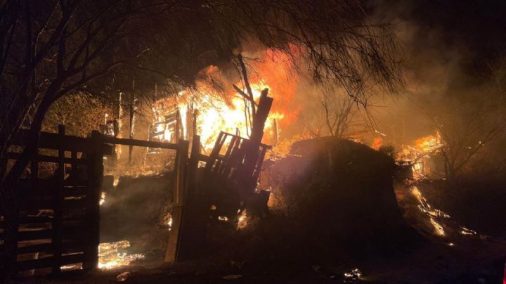 Muere hombre calcinado por incendio; frío extremo la obligó a prender una fogata