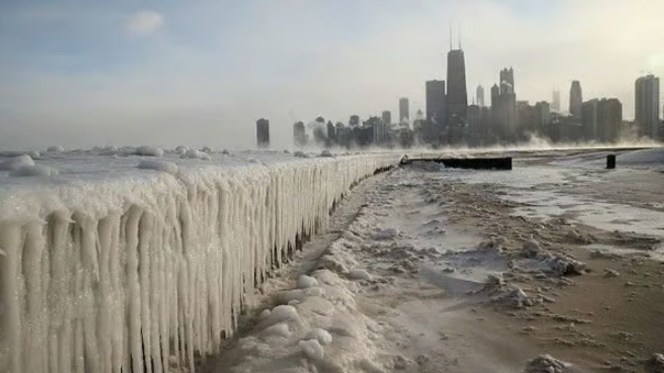 La fuerza de la naturaleza mostró las consecuencias de las bajas temperaturas al congelar este gran cuerpo de agua en una de las ciudades más importantes en Estados Unidos