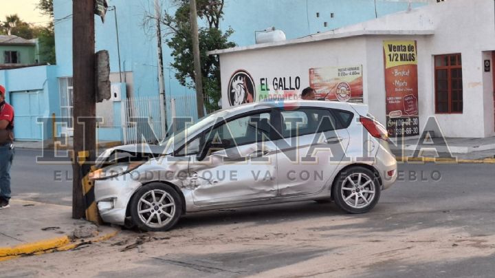 La chocan y se va contra un poste en la colonia Juárez; vive milagrosamente para contarlo
