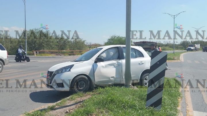 Impactante accidente en crucero de Municipio Libre; vehículo termina contra poste de alumbrado