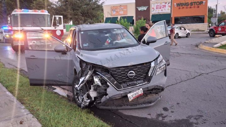 En Nuevo Laredo, abuelita destroza su camioneta nueva chocando a familia en la Paseo Colón