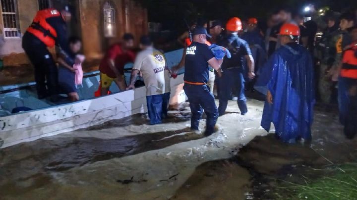 Rescatan a familia atrapada en inundaciones en Veracruz; un policía murió