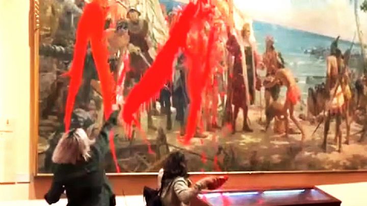 Lanzan pintura roja a histórico cuadro de Colón para protestar por el 12 de octubre