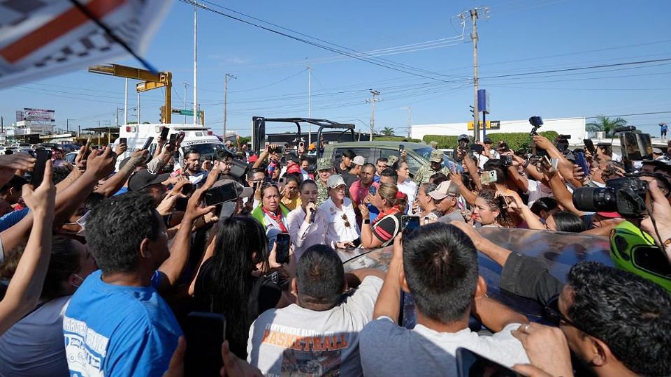 Claudia Sheinbaum en su visita a la zonas afectadas por las inundaciones.