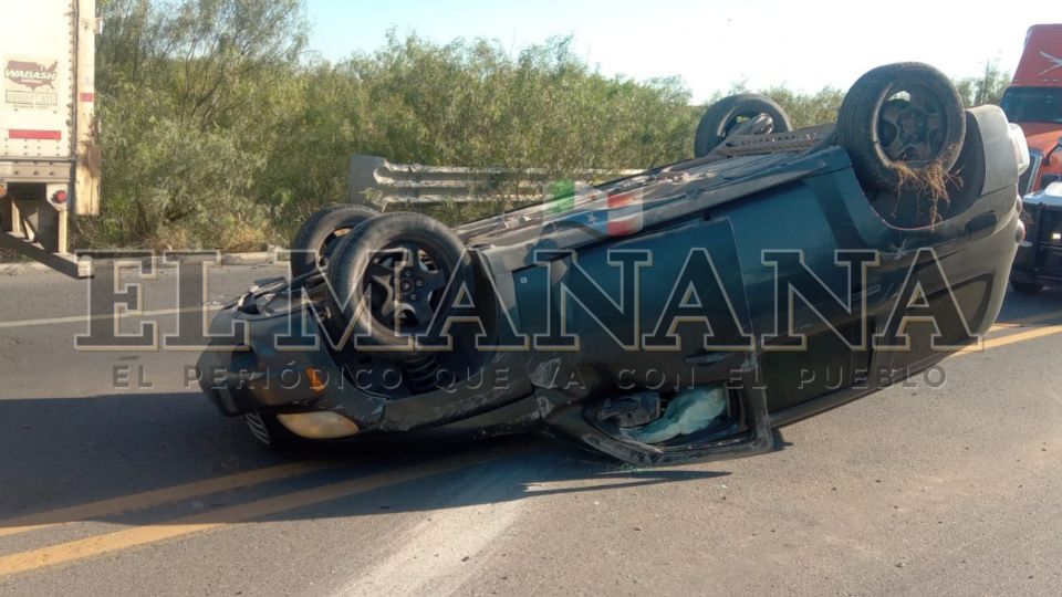 Los bomberos acordonaron el área, ya que la camionetita volcada quedó en medio de los carriles del Radial 3