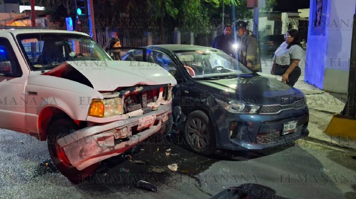 Kia se pasa el rojo y provoca aparatoso accidente en la colonia Juárez; autos se estrellaron contra muro
