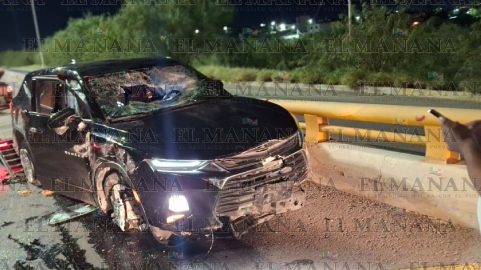 Un grupo de bomberos protegió el área del accidente, ubicando su apagadora en el carril donde se encontraba la camioneta siniestrada, con el fin de evitar otros accidentes