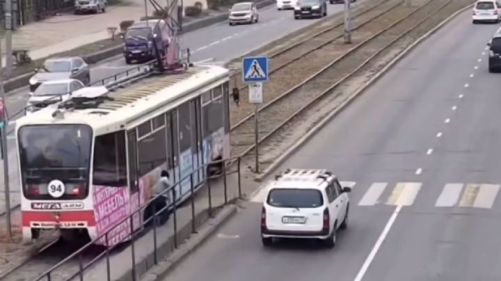 Hombre alcoholizado cae debajo de un tranvía en movimiento; se salvó de 'milagro' | VIDEO