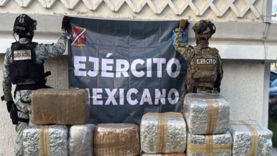 Elementos del ejército mexicano con lo incautado.
