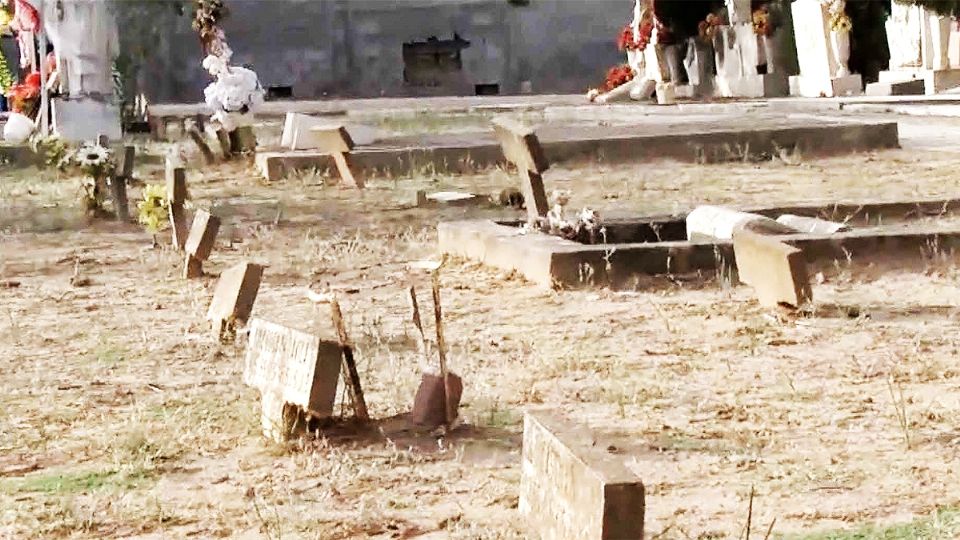 Las tumbas de los niños que murieron por una epidemia en Nuevo Laredo.