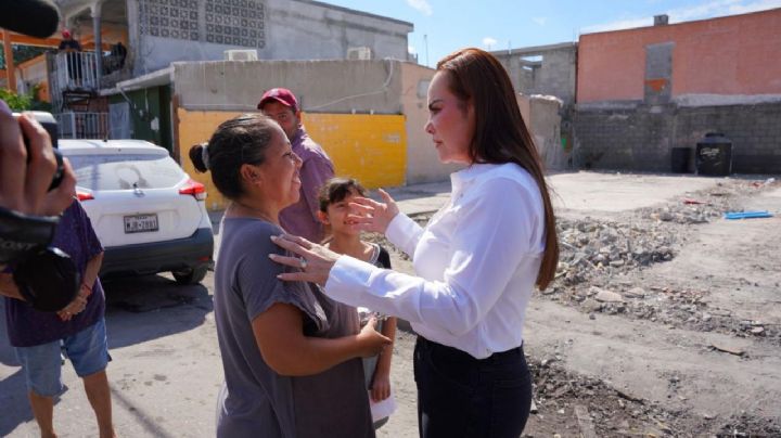 Carmen Lilia Canturosas supervisa trabajos de reparación en viviendas dañadas por explosión