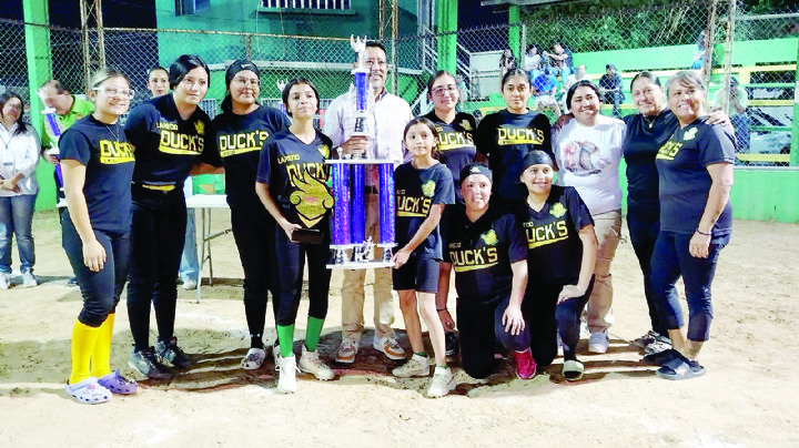 Laredo Ducks vencen a Viper's y son bicampeonas en la Liga Municipal de Beisbol Femenil