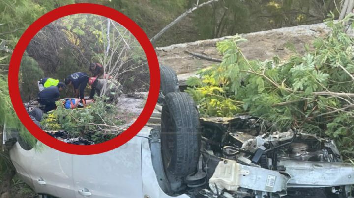 Mujer vuelca aparatosamente tras caer en barranco en el bulevar Colosio en Nuevo Laredo; está grave