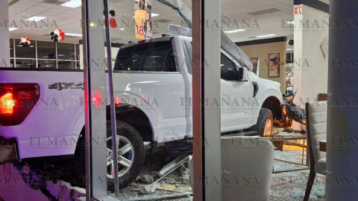 Nuevo Laredo: joven alcoholizado se estrella contra mueblería Foly; se metió 'hasta la cocina'