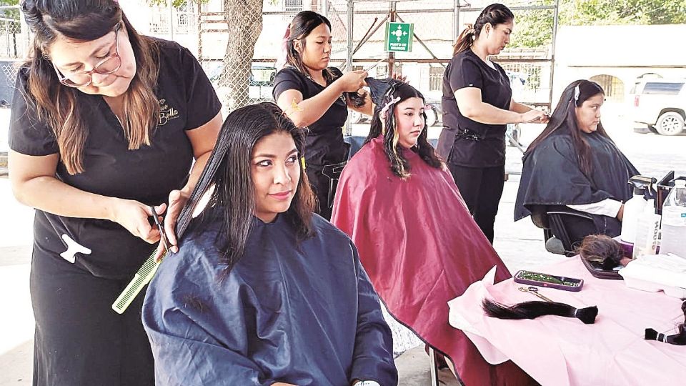 La docente Itzel Sierra, del área médico quirúrgica de la Facultad, fue una de las primeras en donar su cabello.