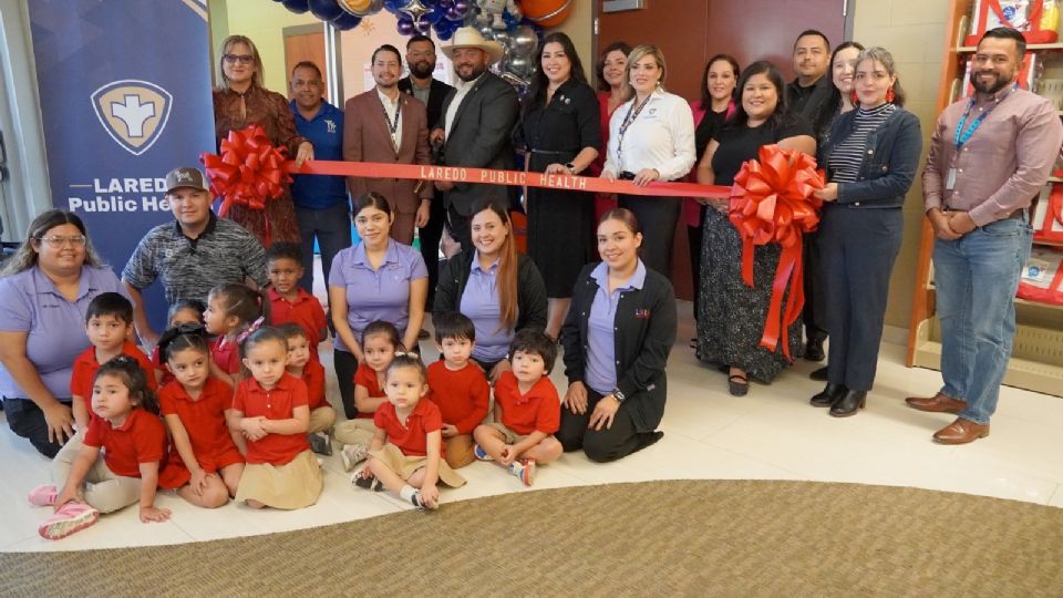 Personalidades presentes durante la apertura del cuarto sensorial.