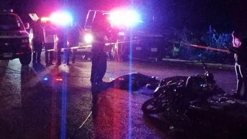 Motociclista no pudo esquivar al caballo.