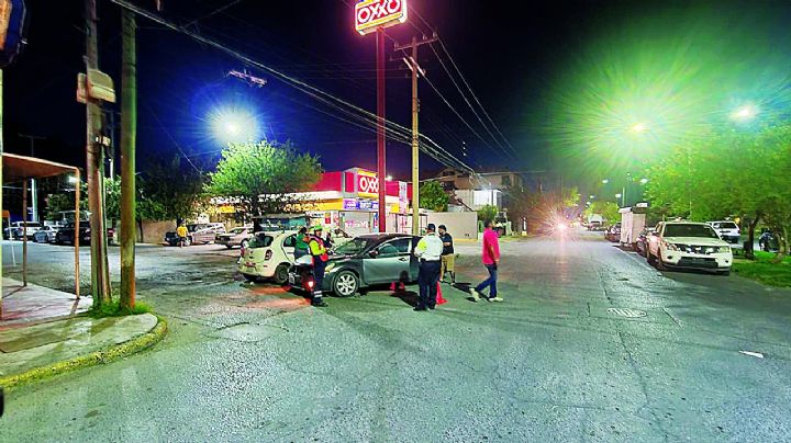 Por 'rápida y furiosa' mujer se estrella contra auto en la colonia Infonavit; quedó endeudada