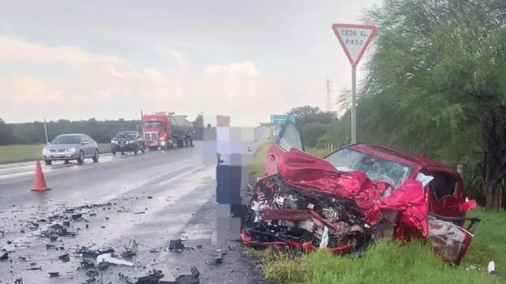Brutal accidente termina con la vida de cinco personas; dos vehículos se estrellaron de frente