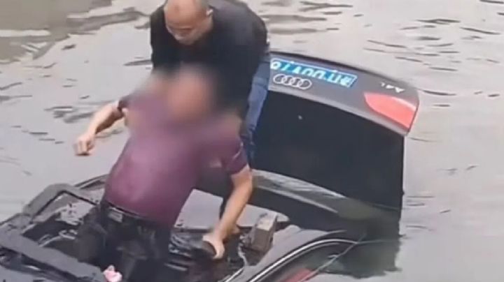 Hombre rompe techo de automóvil para rescatar a conductor atrapado en un río | VIDEO