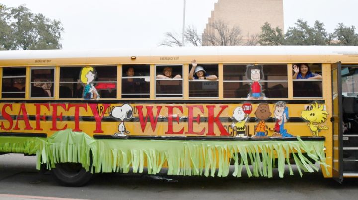 Con desfile, exhortan a conductores de Laredo respetar a los camiones escolares
