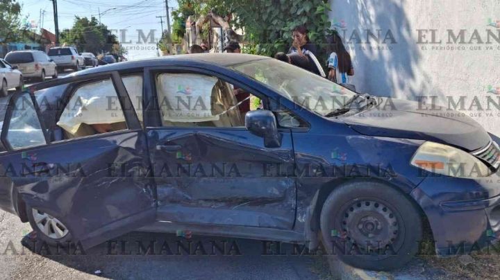 Mujer se pasa el rojo y provoca accidente en Nuevo Laredo; tres personas resultan con lesiones