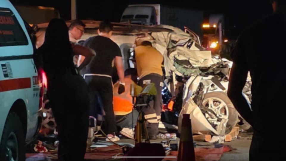 Automovilistas que circulaban con dirección a Monterrey alertaron a las autoridades que, metros más adelante, también se encontraba el cuerpo de un joven motociclista