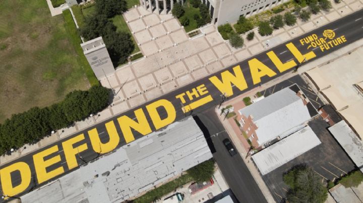 Buscan quitar mensaje gigante de la calle Victoria contra el muro fronterizo; activistas se oponen