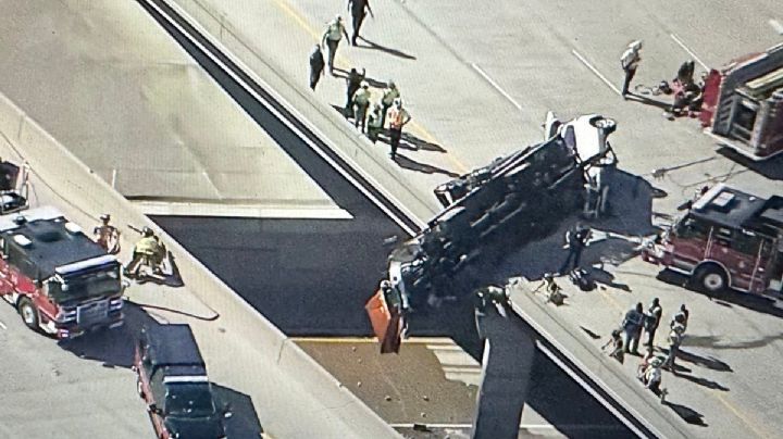 Camionero vuelca y queda colgando de un puente en Texas; su rescate fue de película