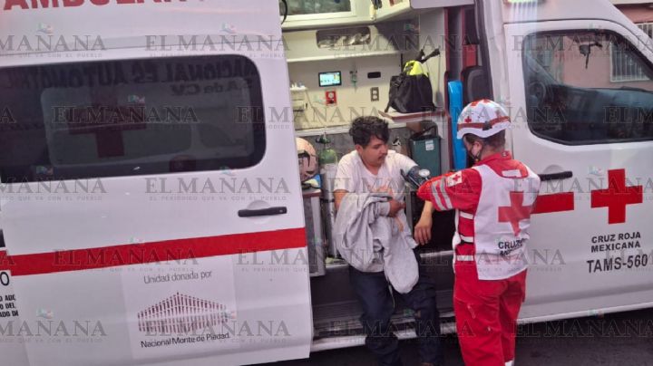 Nuevo Laredo: motociclista se pasa el alto y es embestido por una Ford; salió volando por los aires