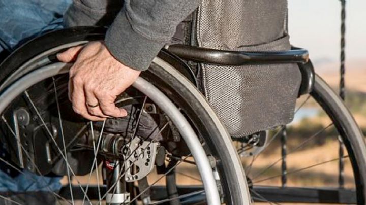 Abuelito, que era cerillito en Chedraui, fallece en su silla de ruedas después de salir de la tienda