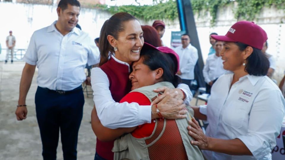 Entrega apoyos en Puebla