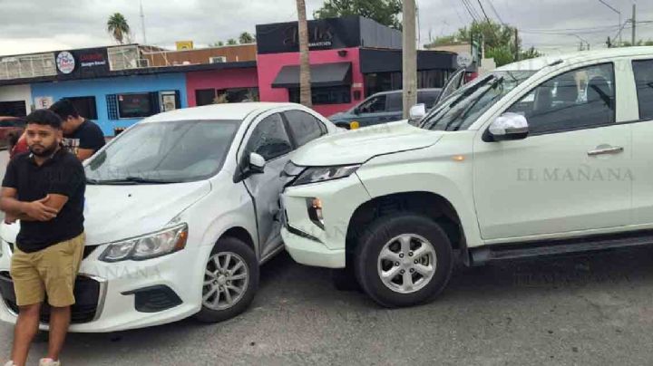Falla mecánica de camioneta en la avenida Juárez causa aparatoso accidente