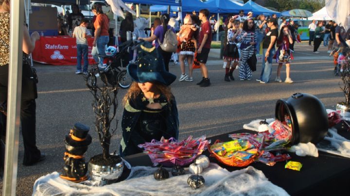 Celebran evento de Halloween en Laredo; familias acuden para el tradicional 'dulce o travesura'