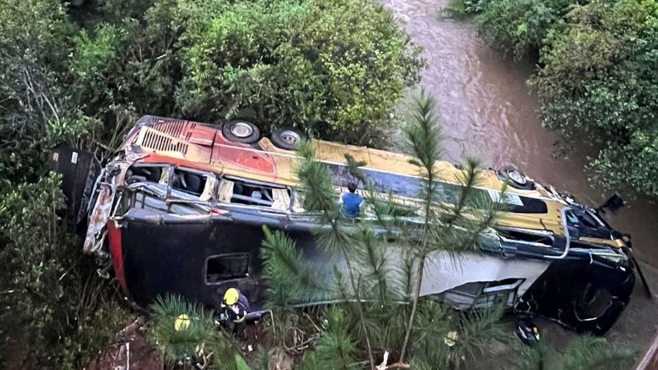 Las autoridades continúan con las labores para rescatar cuerpos