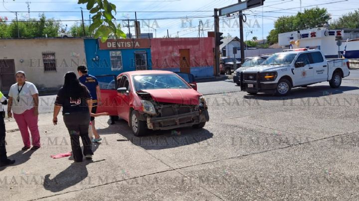 Mayra se pasa el rojo y se impacta contra una Chrysler en Nuevo Laredo; 'no vi el semáforo'
