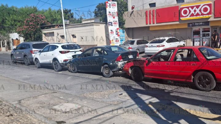 Choque múltiple entre cuatro vehículos en Obregon y Lincoln; dos menores salen lesionadas