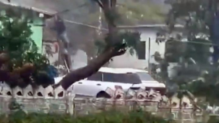 Huracán Melissa manda a 'volar' a hombre mientras intenta reforzar el techo de su casa | VIDEO