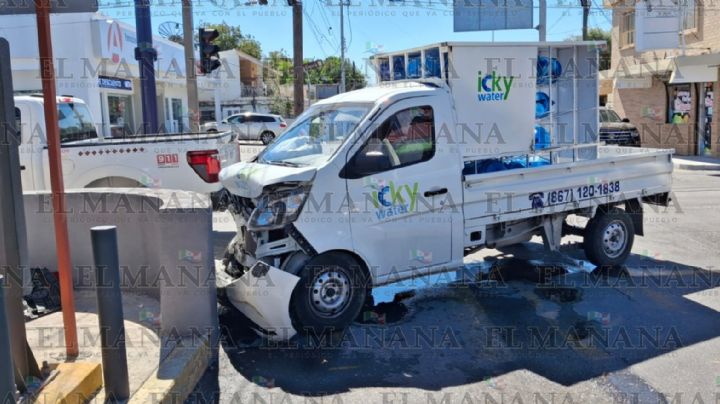Camión termina contra muro tras aparatoso choque en el centro de Nuevo Laredo