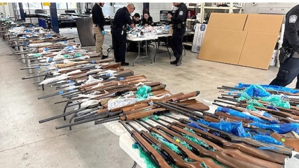 Con más de 300 armas de fuego, miles de municiones y cargadores fueron asegurados tras la detención de padre e hijo