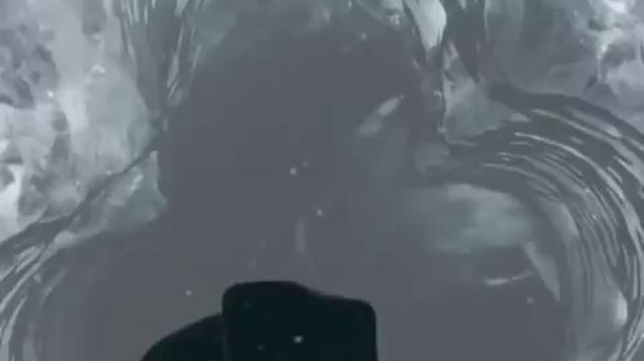 Pescador abre un agujero en famoso lago y sale un animal único en el planeta | VIDEO