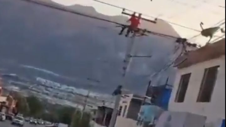 Hombre recibe poderosa descarga eléctrica y cae al instante en Nuevo León | VIDEO