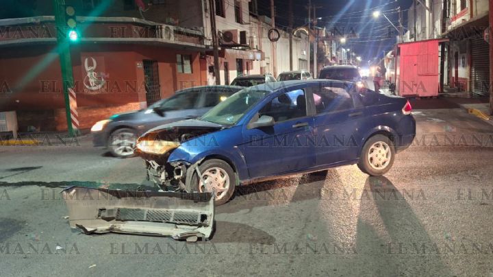 Auto 'fantasma' se pasa el rojo y choca contra abuelita; su nieto no pudo llegar a la escuela