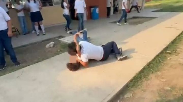 MOMENTO EXACTO en el que estudiantes de secundaria se agarran a golpes; uno terminó en el hospital
