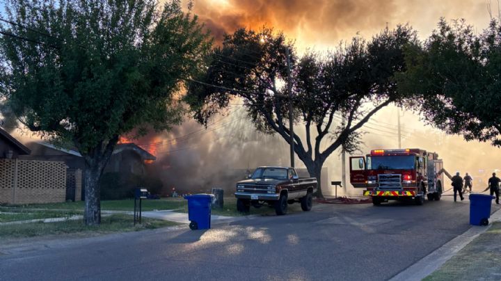 Voraz incendio arrasa con casa en Laredo; cuerpos de rescate lucharon contra las llamas