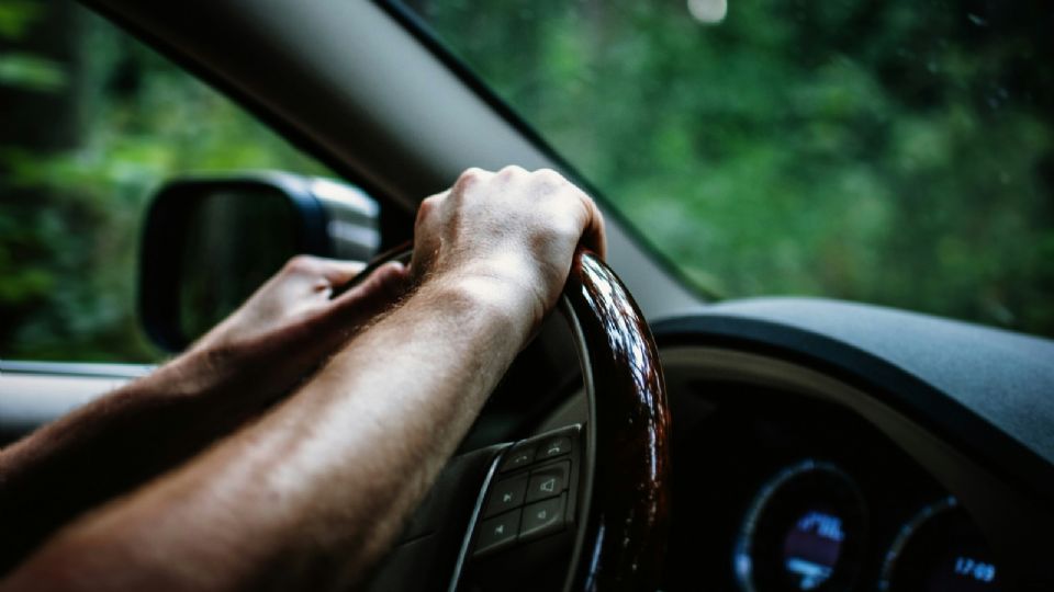 Detienen a conductor que buscaba descarrillar a otro auto