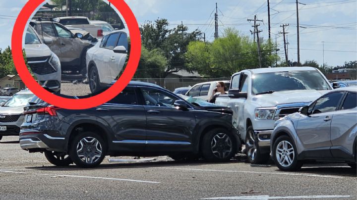 Conductor con urgencia médica provoca 'carambola' en frente de Dillard´s en Laredo; 7 autos dañados