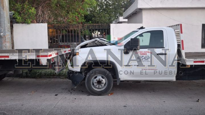 Cafre choca contra camión en la colonia Matamoros y huye del lugar