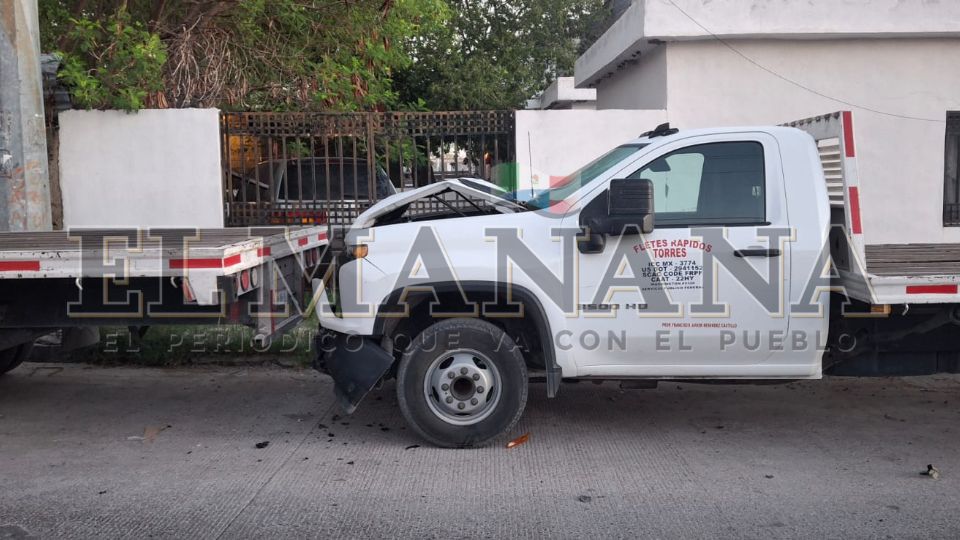 El responsable del choque se dio a la fuga, dejando los daños a responsabilidad de los dueños afectados